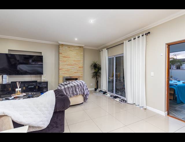 3 BEDROOM FREEHOLD TO LET IN PARKLANDS NORTH